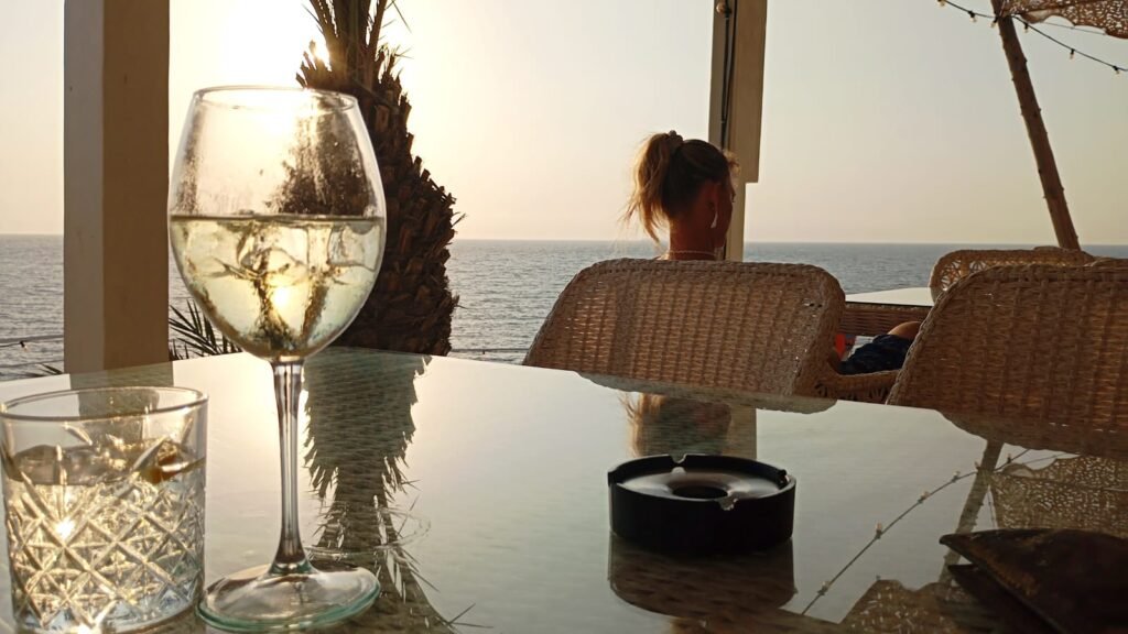 Frau blickt im Abendlicht über das Meer – Sinnbild für Nähe, Distanz und Beziehungslosigkeit