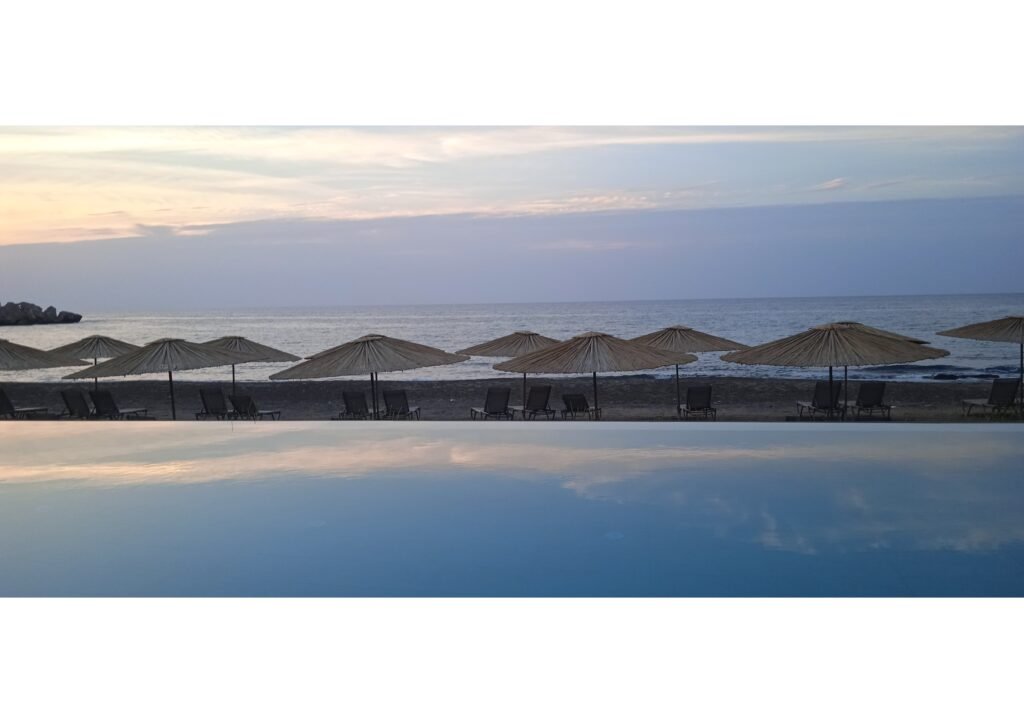 Strandhüte am Meer mit Spiegelung im Pool
