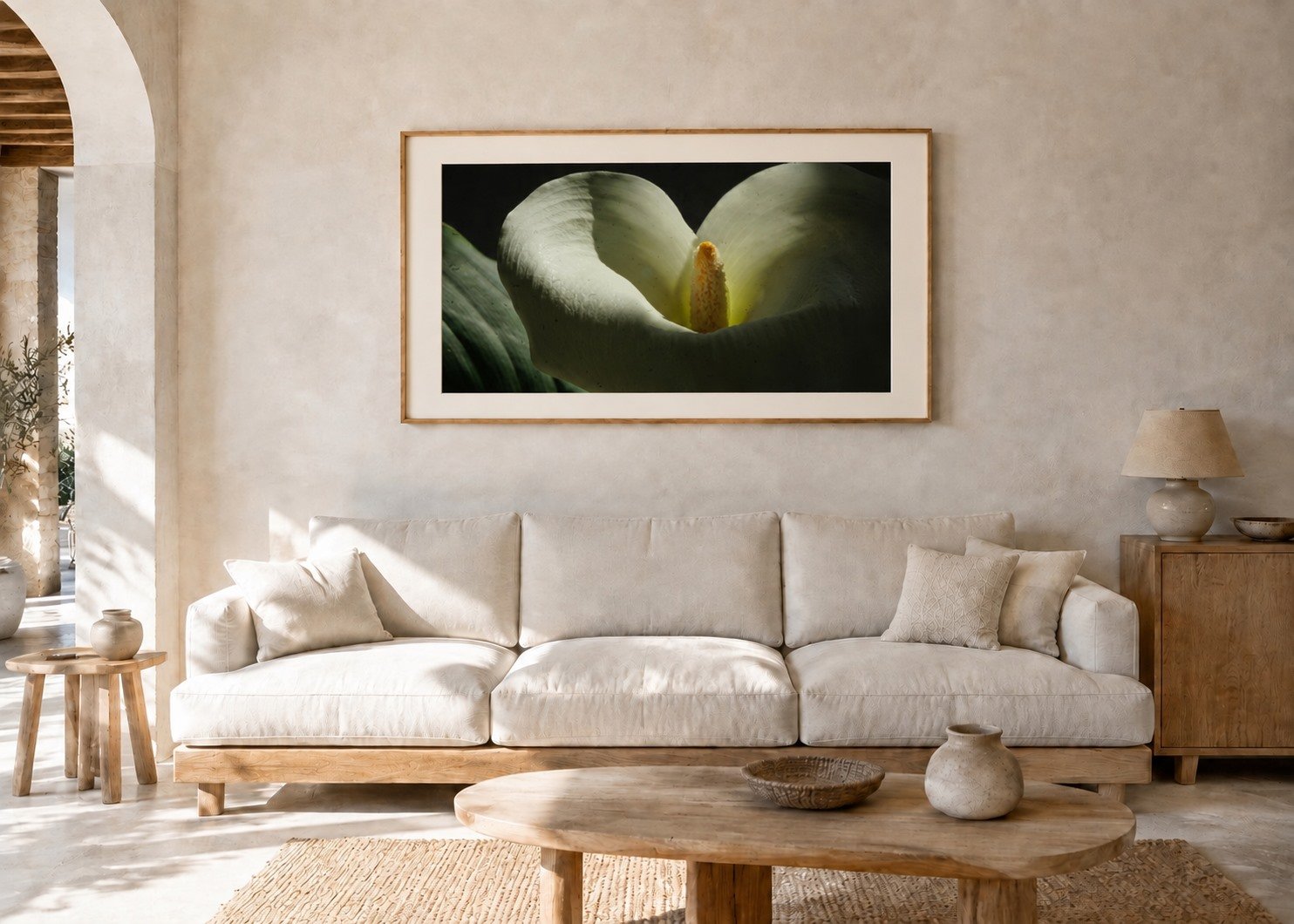 Dunkle Calla im Wohnzimmer, 50 mal 70 Zentimeter mit Passepartout