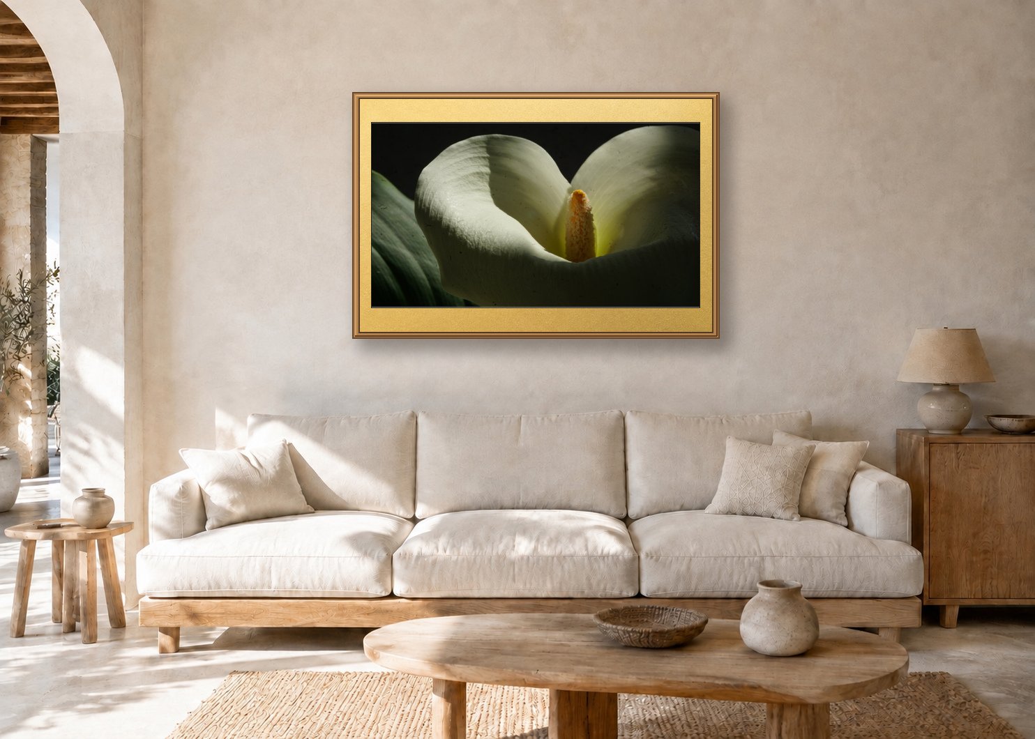 Dunkle Calla im Wohnzimmer, A1 auf goldfarbener Rückwand im Rahmen 61 mal 91 Zentimeter