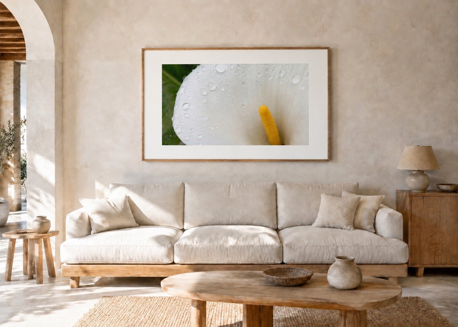 Calla mit Tropfen im Wohnzimmer, 50 mal 70 Zentimeter mit Passepartout