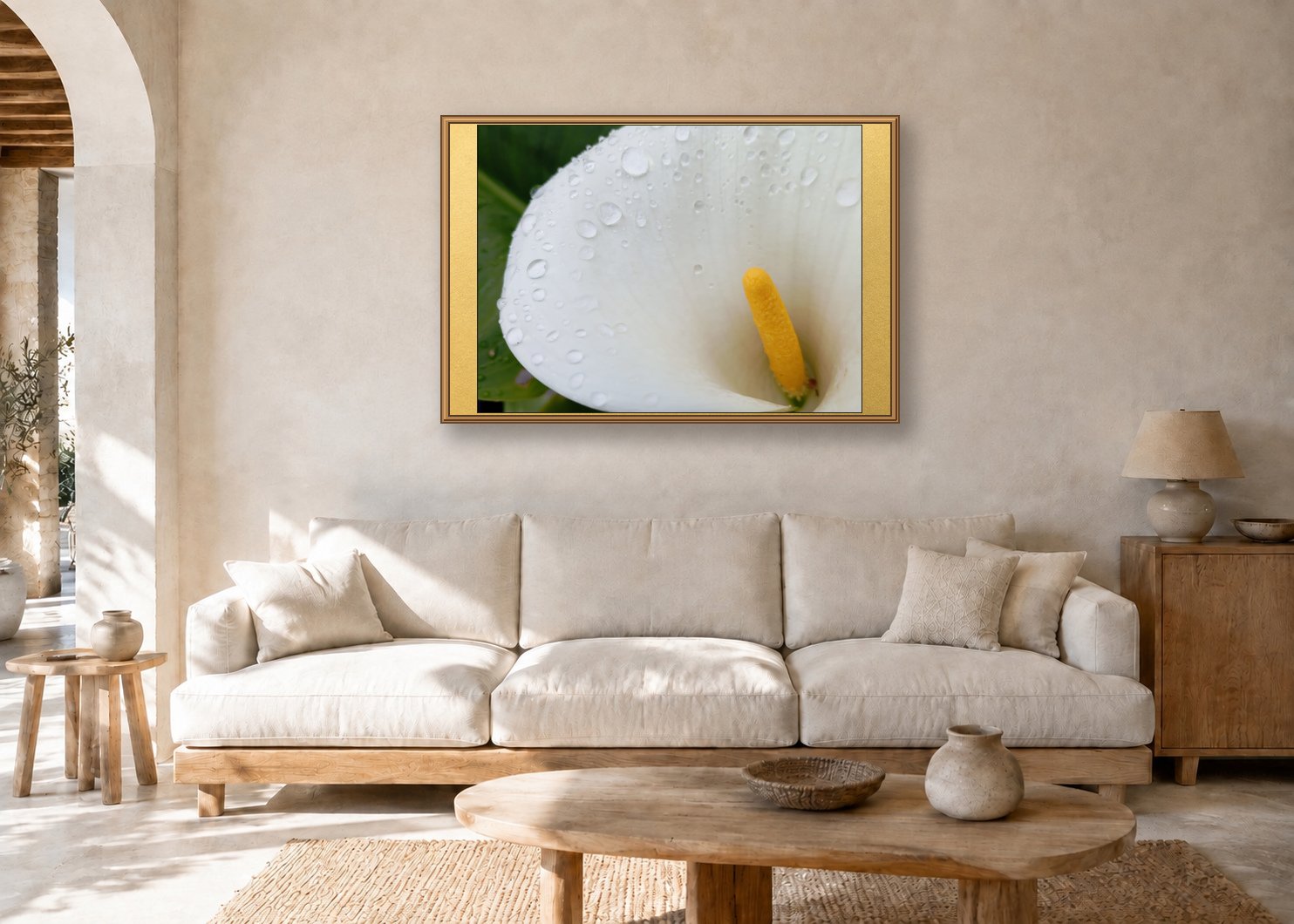 Calla mit Tropfen im Wohnzimmer, A1 auf goldfarbener Rückwand im Rahmen 61 mal 91 Zentimeter