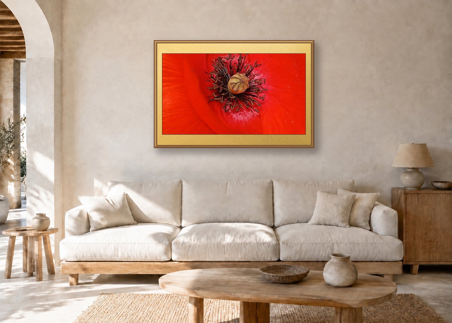 Mohnblüte im Wohnzimmer, A1 auf goldfarbener Rückwand im Rahmen 61 mal 91 Zentimeter