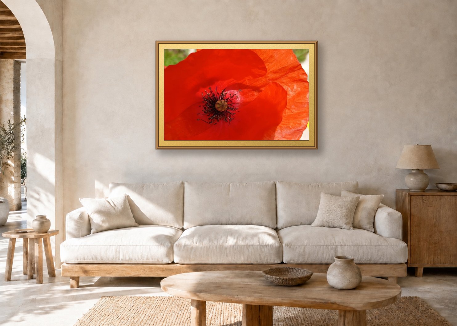 Rote Mohnblüte im Wohnzimmer, A1 auf goldfarbener Rückwand im Rahmen 61 mal 91 Zentimeter