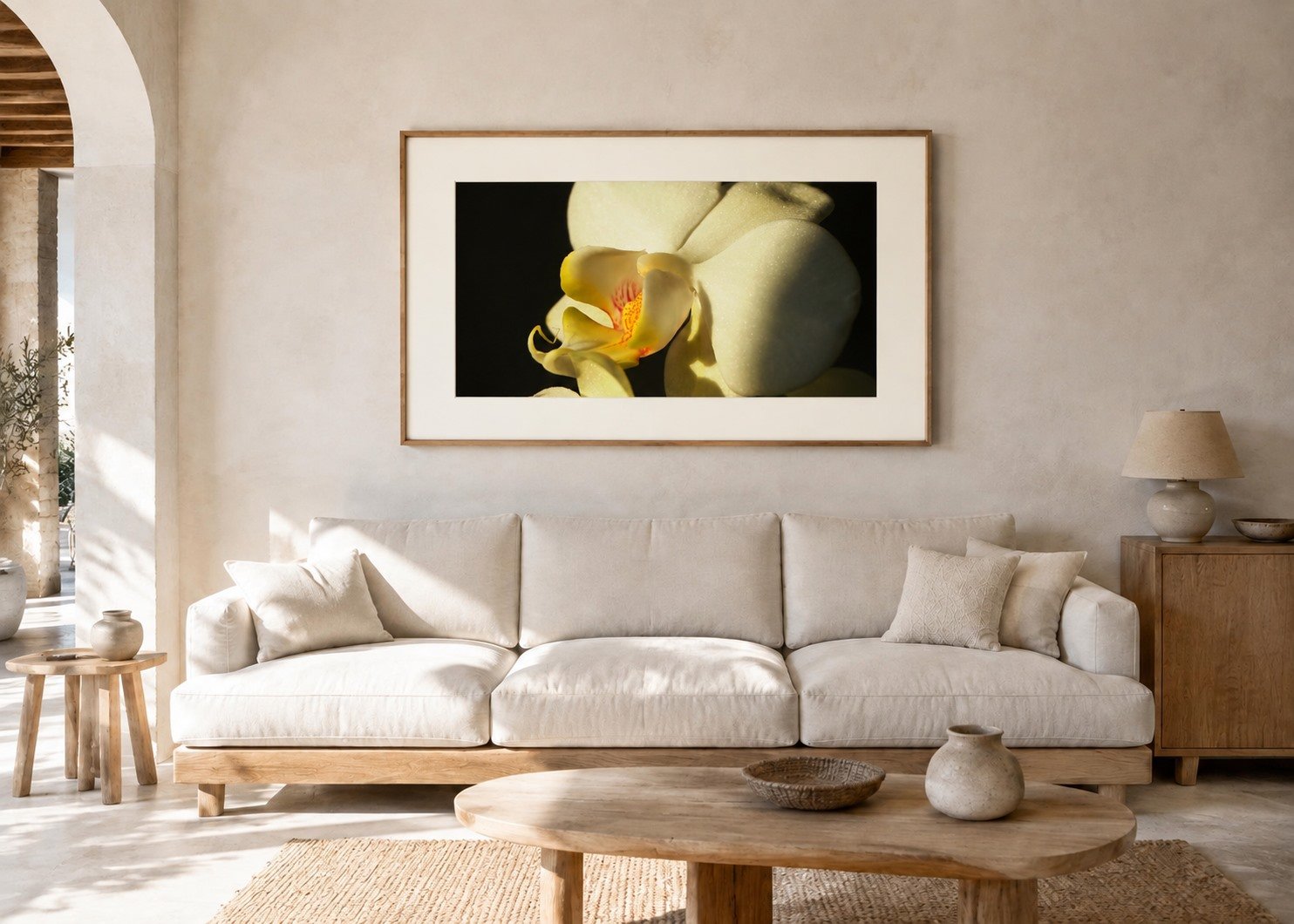 Dunkle Orchidee im Wohnzimmer, 50 mal 70 Zentimeter mit Passepartout