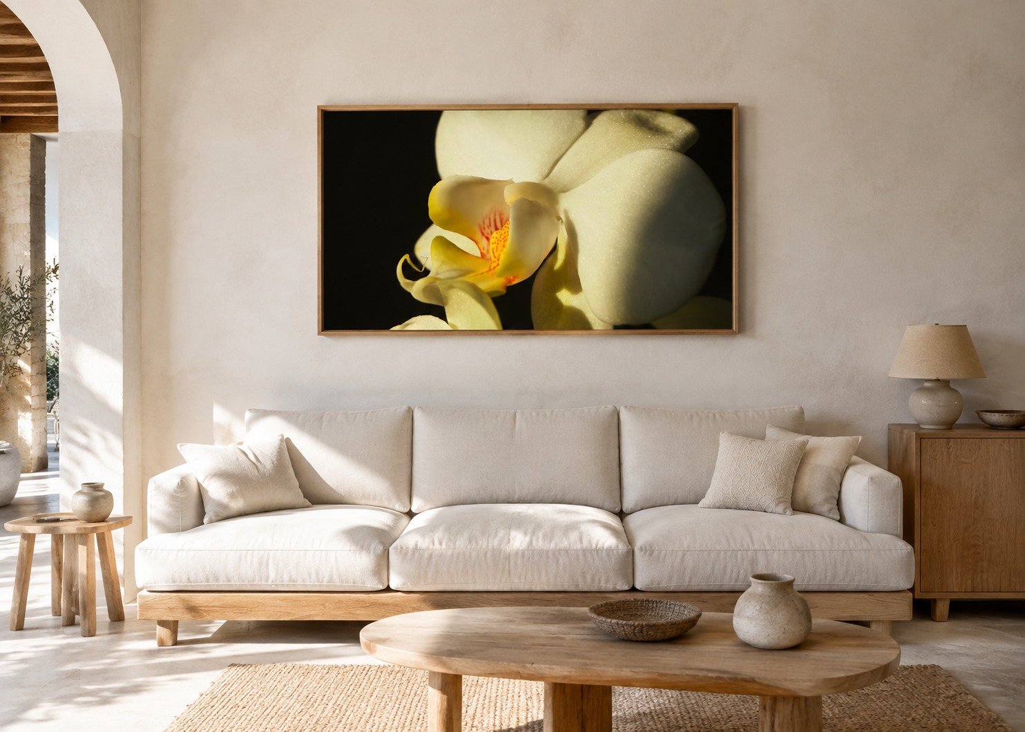 Dunkle Orchidee im Wohnzimmer, 60 mal 90 Zentimeter ohne Passepartout