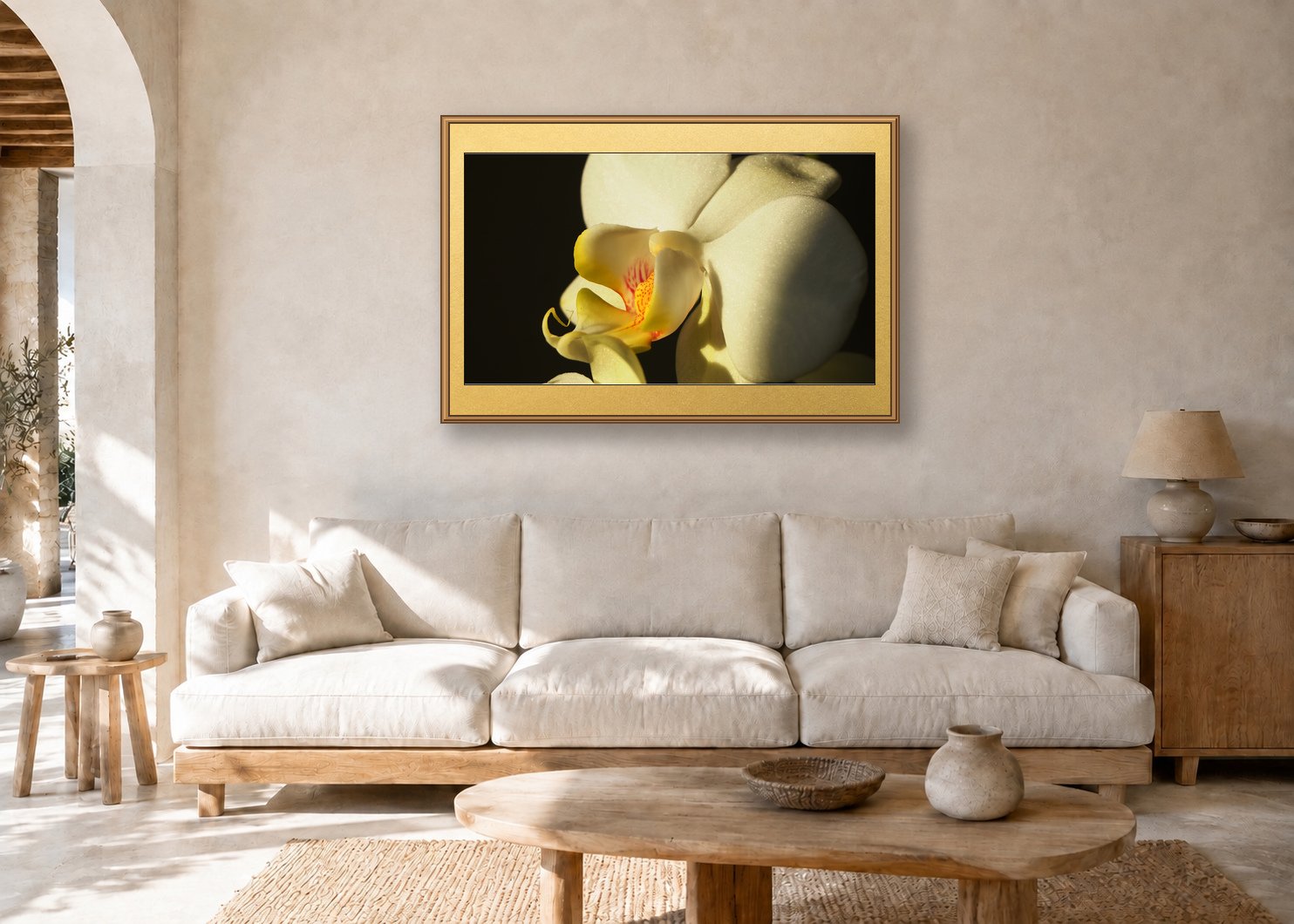 Dunkle Orchidee im Wohnzimmer, A1 auf goldfarbener Rückwand im Rahmen 61 mal 91 Zentimeter