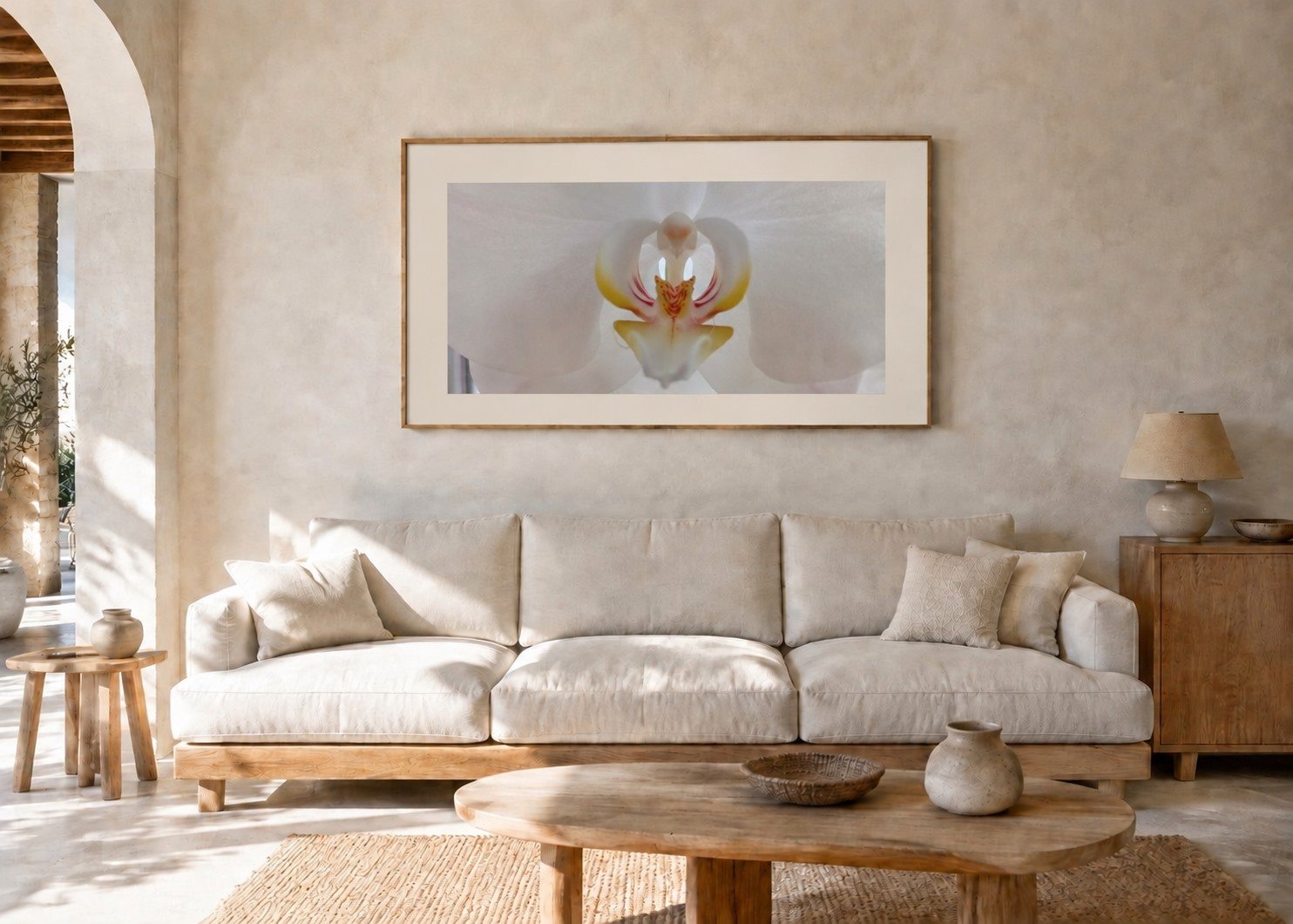 Helle Orchidee im Wohnzimmer, 50 mal 70 Zentimeter mit Passepartout
