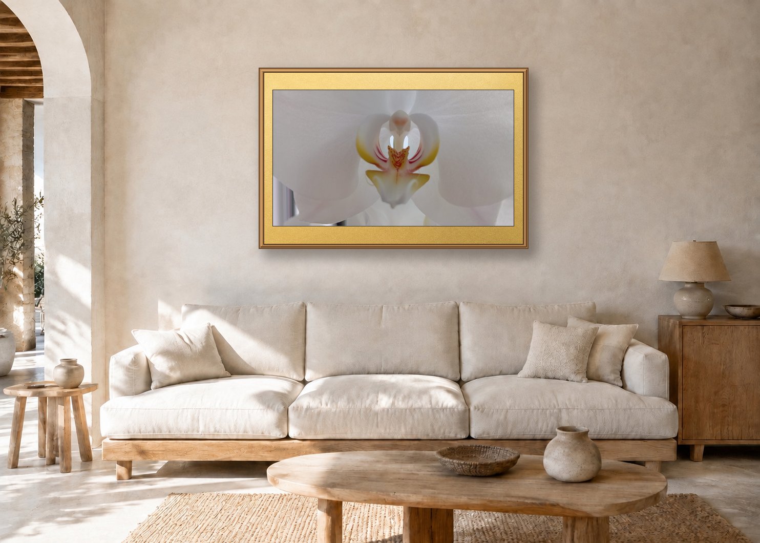 Helle Orchidee im Wohnzimmer, A1 auf goldfarbener Rückwand im Rahmen 61 mal 91 Zentimeter