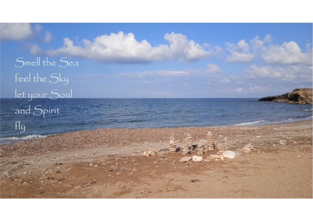 Meereslandschaft mit Steinfiguren und dem Schriftzug Smell the Sea
